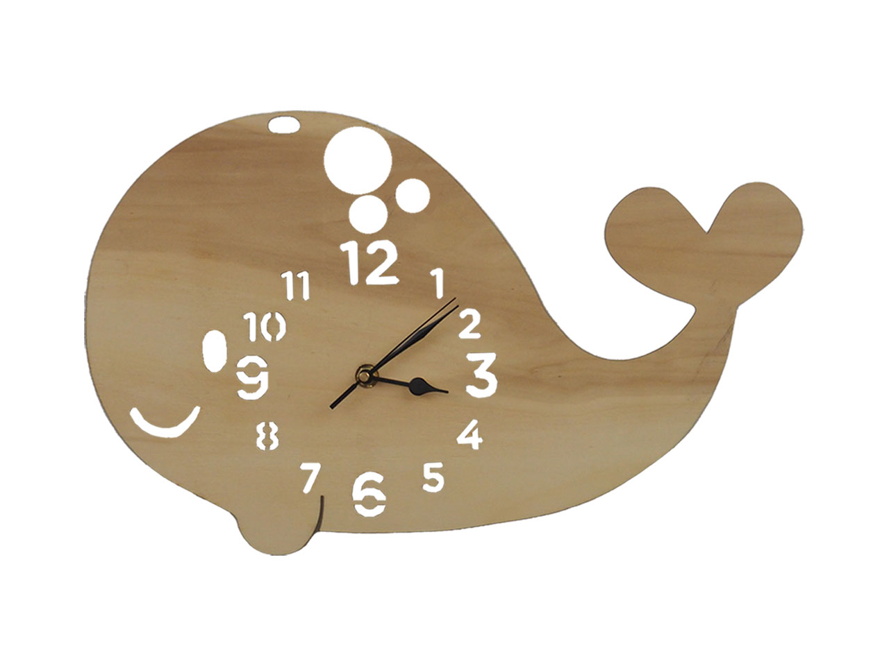 Horloge murale animal en bois en forme de baleine très mignonne en bois vue de face sur fond blanc
