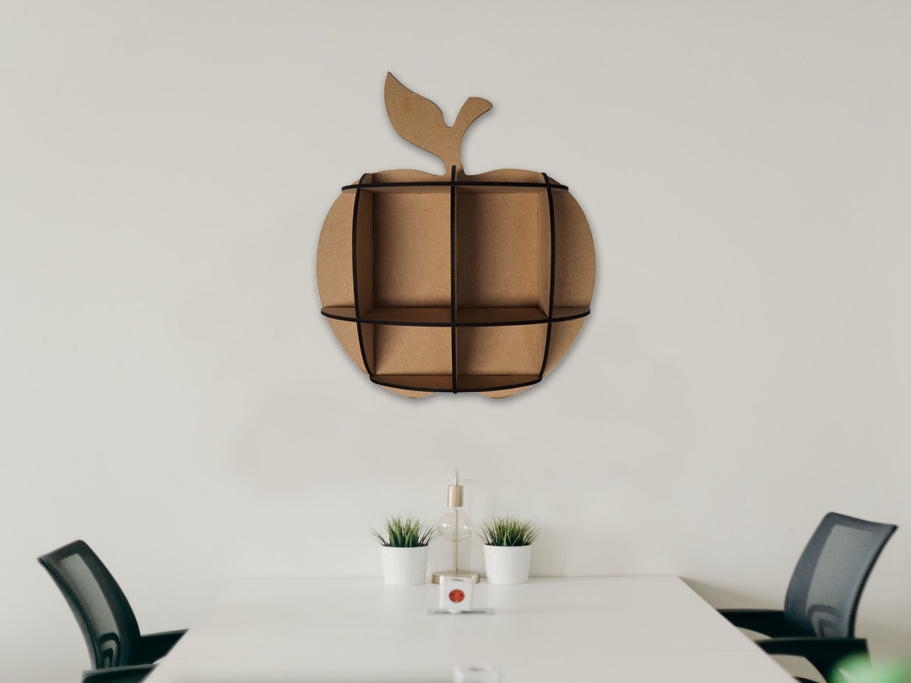 Étagère murale en bois en forme de pomme accrochée au mur sur fond blanc