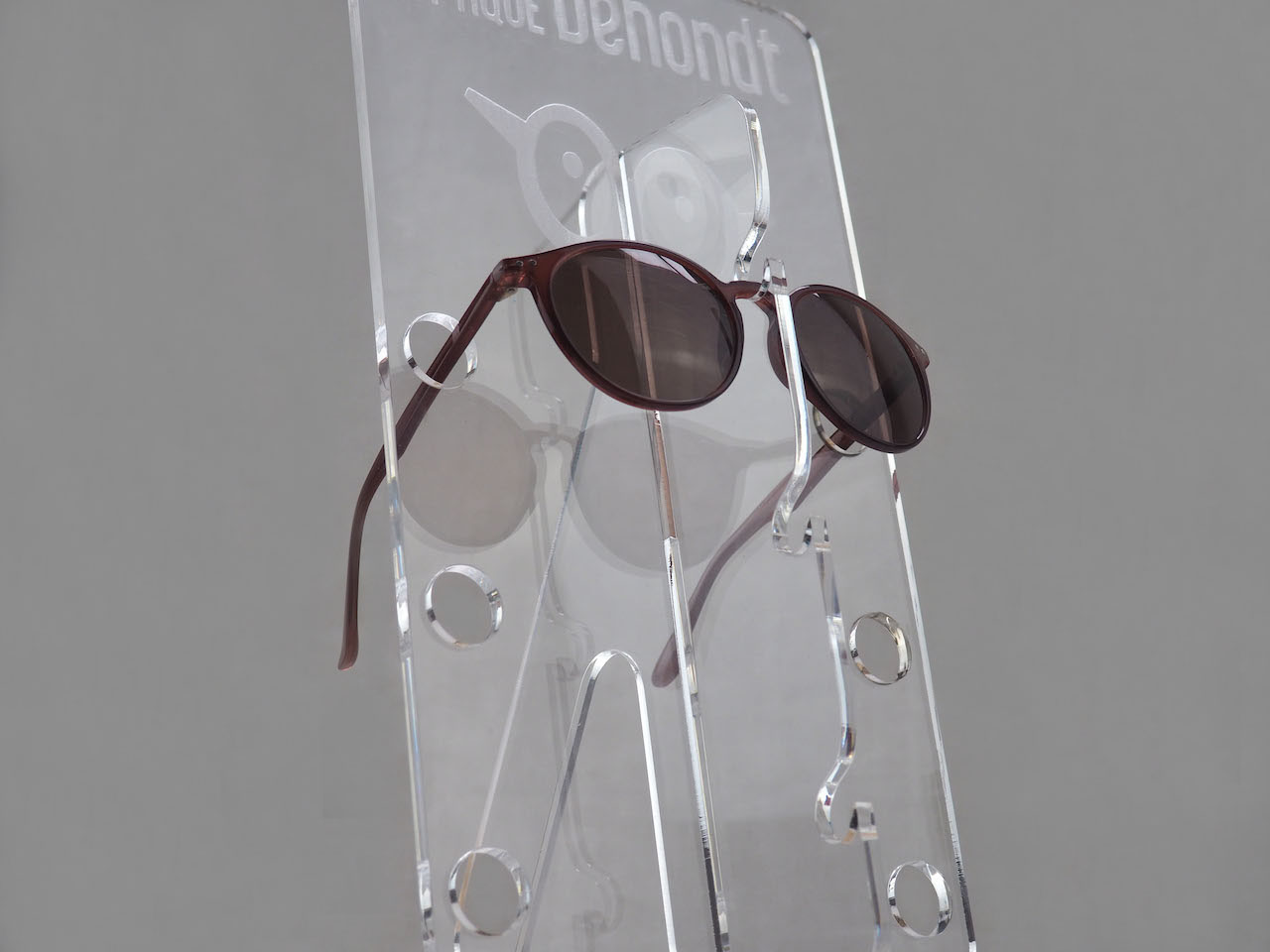 présentoir à lunettes découpé au laser, objet publicitaire sur lieux de vente en PMMA décolore avec une paire de lunette en exemple