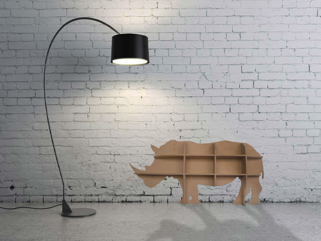 L'étagère animal Rhinocéros en bois médium de face devant un mur