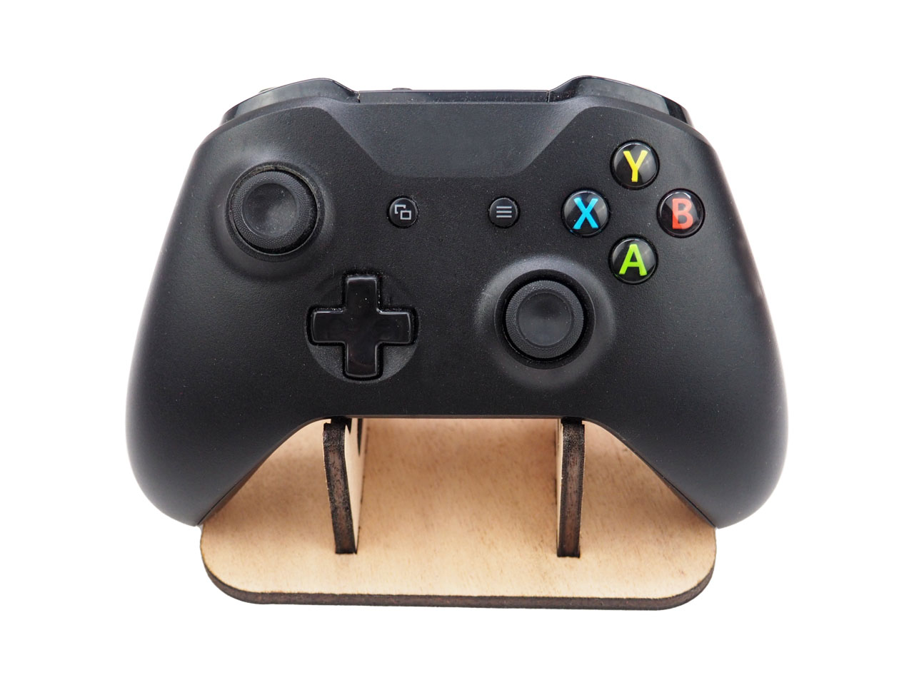 support pour une manette avec une manette pour l'exemple découpé au laser en bois vue de face