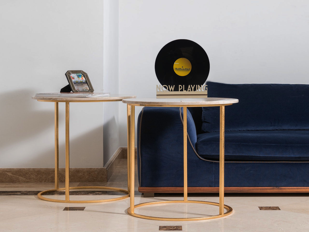 Support vinyle en bois de face avec un vinyle dans un salon.