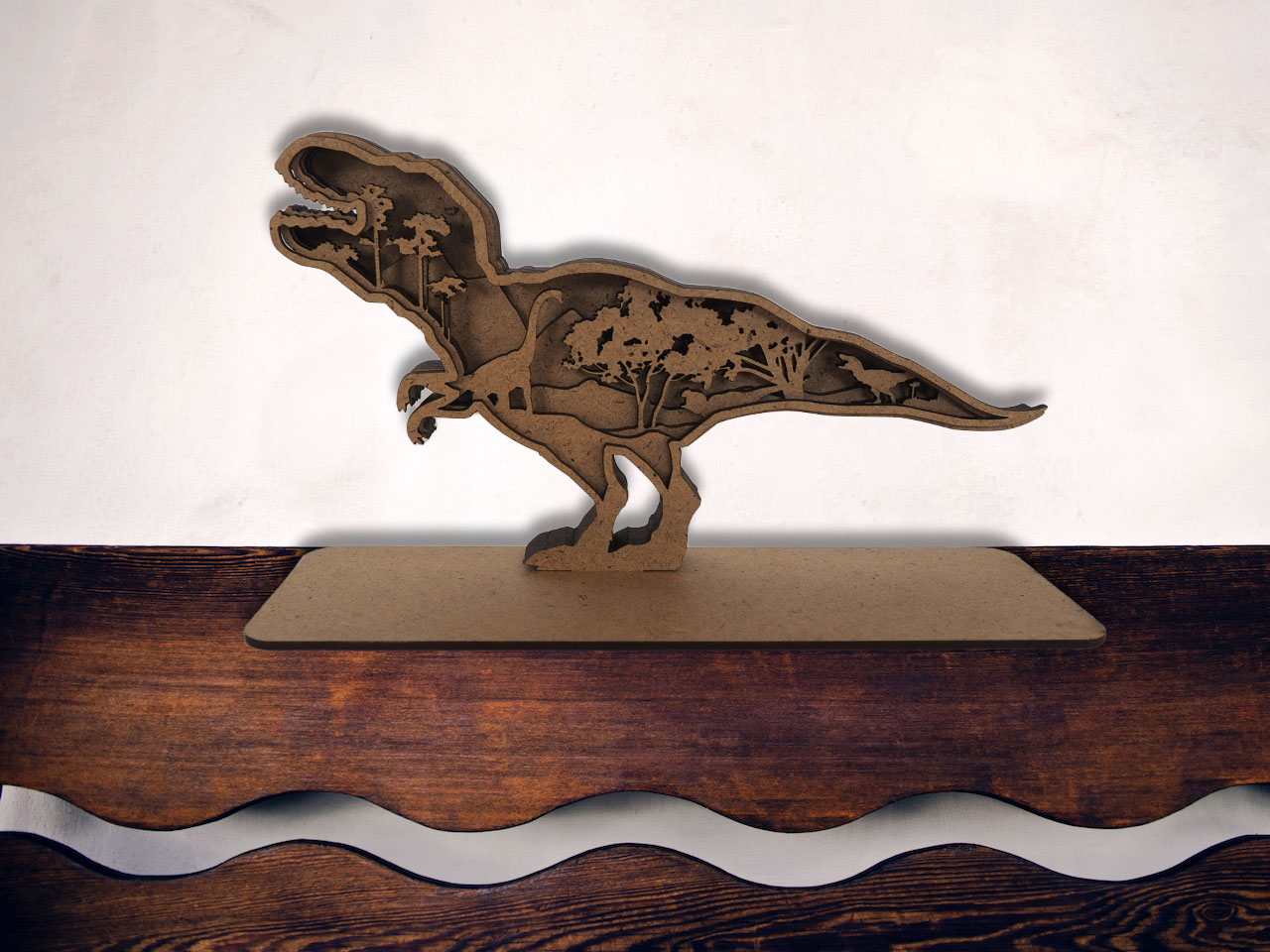 Objet décoratif T-rex en bois sur fond blanc vue de face mis en situation sur une table